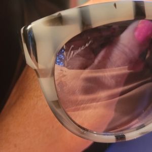 Excellent pre-loved condition. Gucci GG 3757.